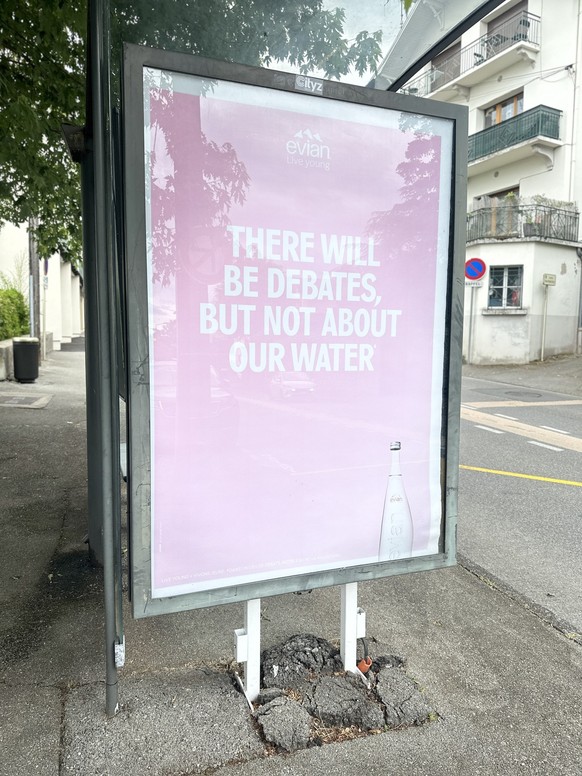 Evian se moque des débats du G7