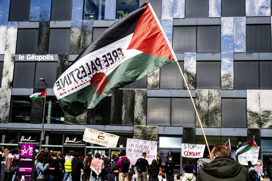 Des militants pro-palestiniens manifestent lors d&#039;un appel a la mobilisation alors que des etudiants pro-palestiniens occupent une partie du batiment Geopolis de l&#039;Unil le samedi 4 mai 2024  ...