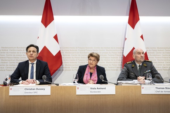 Christian Dussey, Direktor NDB, Bundesraetin Viola Amherd, und Korpskommandant Thomas Suessli, Chef der Armee, von links, sprechen an einer Medienkonferenz, am Mittwoch, 26. Februar 2025, in Bern. (KE ...