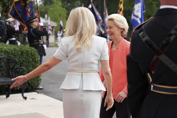 Monica Crowley, White House chief of protocol, left, greets European Commission President Ursula von der Leyen upon arriving to meet with President Donald Trump and Ukraine&#039;s President Volodymyr  ...