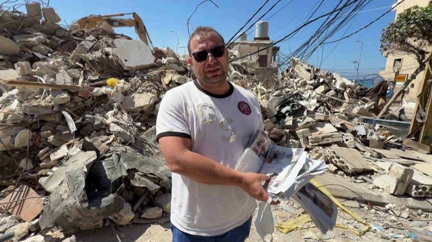 Mohamed Ali Hijazi cherche des souvenirs de sa famille dans les décombres.
