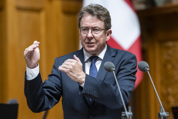 Bundesrat Albert Roesti spricht waehrend der Debatte um die Unterstuetzung elektronischer Medien, an der Herbstsession der Eidgenoessischen Raete, am Dienstag, 23. September 2025 im Nationalrat in Ber ...