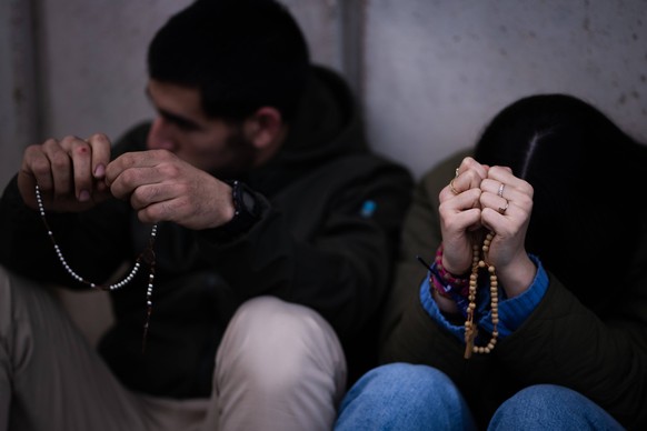 A judge in Barcelona refuses for the third time to suspend the euthanasia of Noelia Castillo Several people pray at the entrance of the hospital Sant Camil, on March 26, 2026, in Sant Pere de Ribes, B ...