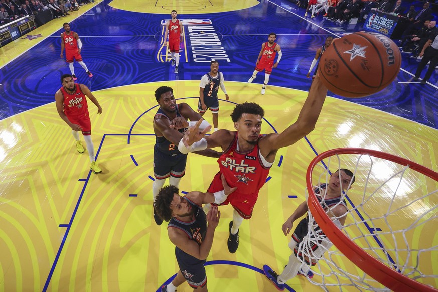 San Antonio Spurs center Victor Wembanyama, center, dunks next to Memphis Grizzlies forward Jaren Jackson Jr. during the NBA basketball All-Star game Sunday, Feb. 16, 2025, in San Francisco. (Ezra Sha ...