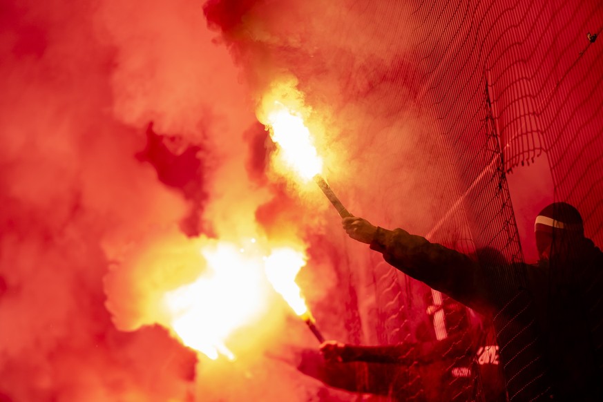 Les supporters lausannois allument des fumigenes lors de la rencontre de football de Super League entre FC Lausanne-Sport et Servette FC le mercredi 29 octobre 2025 au stade de la Tuiliere a Lausanne. ...