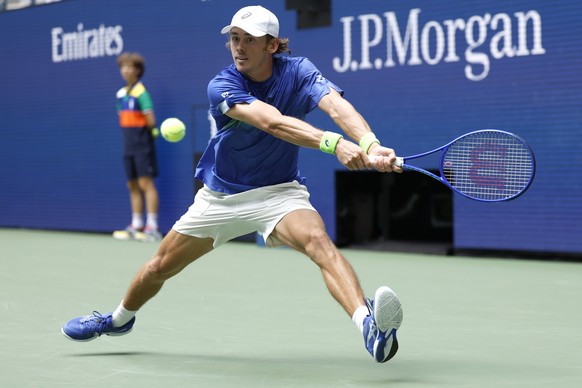 epa12350024 Alex de Minaur of Australia in action against Felix Auger-Aliassime of Canada during the quarterfinals of the US Open Tennis Championships at the USTA Billie Jean King National Tennis Cent ...