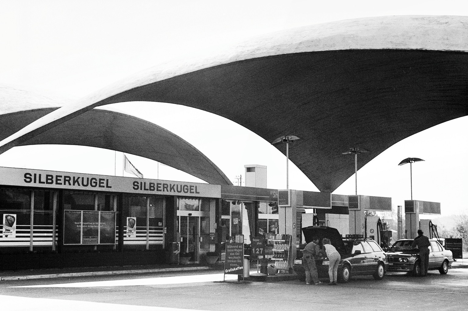 Die Autobahnraststaette Deitingen Sued 1968, an der A1 im Kanton Solothurn, mit dem markanten Betonschalendach des Ingenieurs Heinz Isler,