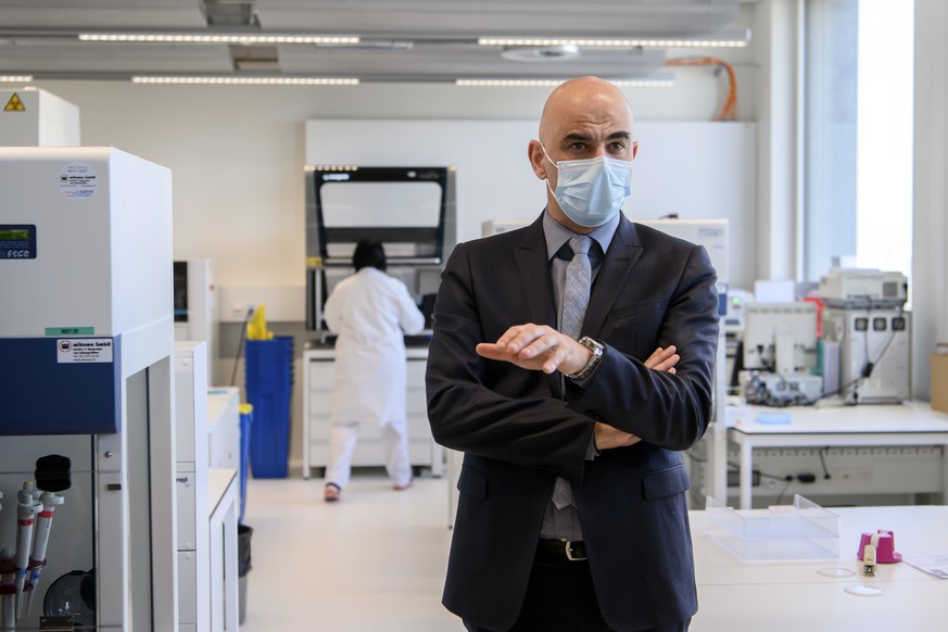 Bundesrat Alain Berset, rechts, spricht waehrend einer Besichtigung des Medizinlabors im KSA Kantonsspital Aarau, in Zeiten der Coronavirus-Pandemie, am Freitag, 28. Januar 2022 in Aarau. (KEYSTONE/An ...