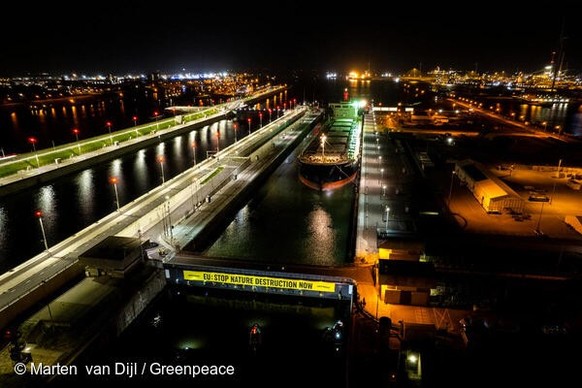 Des militants de Greenpeace de plusieurs pays européens bloquent à l&#039;écluse d&#039;IJmuiden, aux Pays-Bas, un navire de 225 mètres de long transportant du soja en provenance du Brésil.