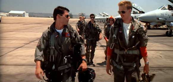 <i>Top Gun</i> <i>(1986) </i>est un film d'action américain réalisé par Tony Scott avec dans les rôles principaux Tom Cruise (gauche), Kelly McGillis et Val Kilmer (droite).