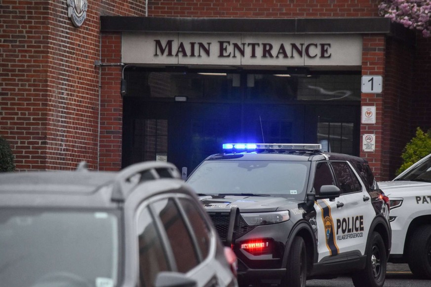 En avril 2023, la police intervient au lycée Ridgewood après avoir reçu un appel signalant la présence d&#039;une personne armée. La fausse alerte déclenche une lourde intervention.