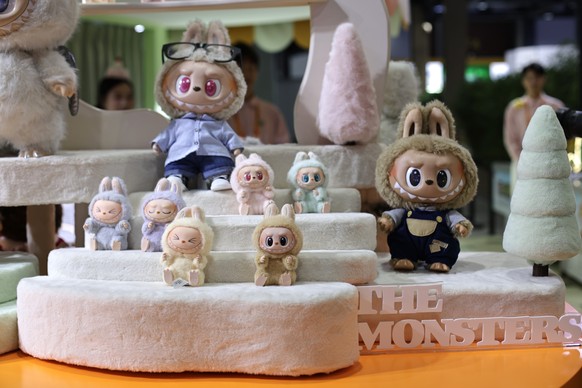 epa12366880 Labubu dolls diplayed at the 2025 China International Fair for Trade in Services (CIFTIS) in Beijing, China, 10 September, 2025. The China International Fair for Trade in Services is held  ...