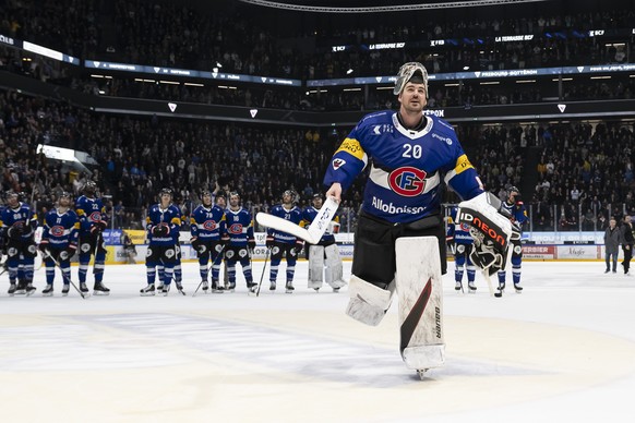 Le gardien Reto Berra (HCFG) et ses coequipiers celebrent la victoire 4-2 et la qualification pour les demi-finales, lors de l&#039;acte 7 du quart de finale des play-off du championnat suisse de hock ...