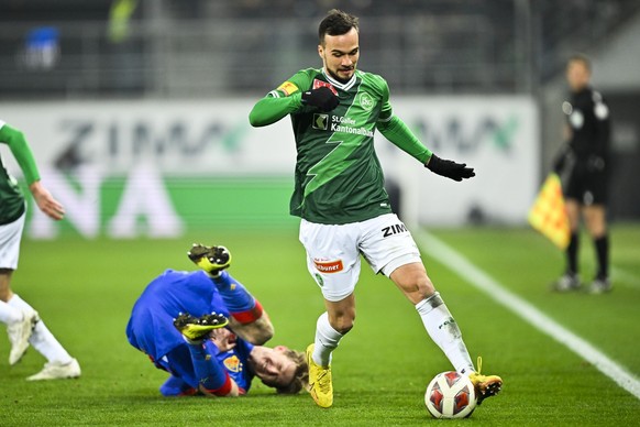 Basels Wouter Burger, hinten, gegen St. Gallens Jeremy Guillemenot, im Schweizer Fussball Cup 1/4 Final Spiel zwischen dem FC St. Gallen und dem FC Basel, am Mittwoch, 1. Maerz 2023, im Kybunpark in S ...