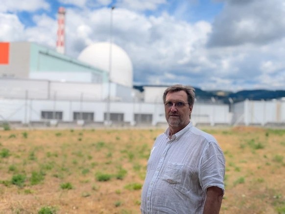Devant le «réacteur bon pour la casse» et la cheminée de la centrale de Leibstadt.