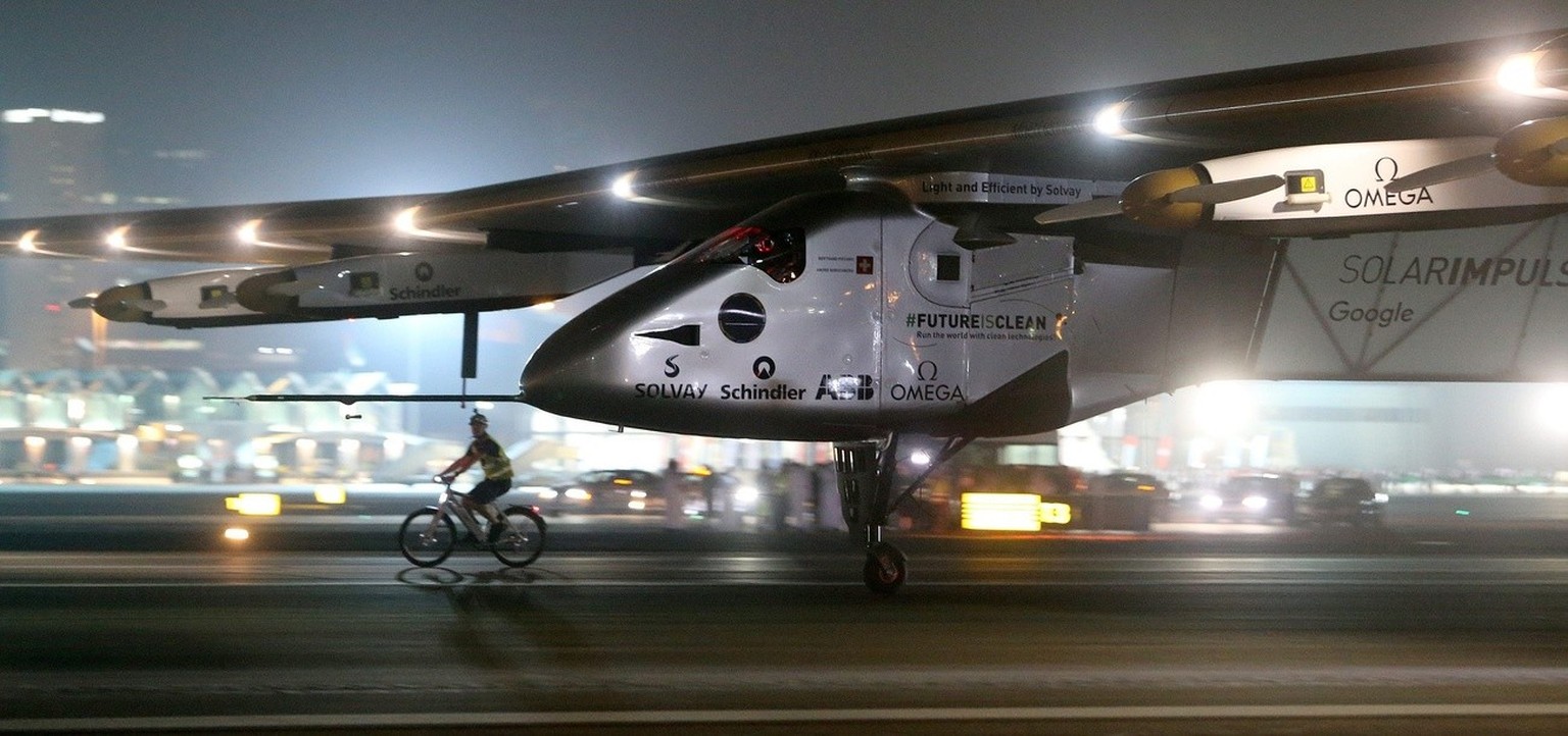 epa05441063 Swiss long-range experimental solar-powered aircraft, Solar Impulse 2 (SI2) lands for the last leg of its trip around the world at Al Bateen Executive Airport in Abu Dhabi, UAE, early 26 J ...