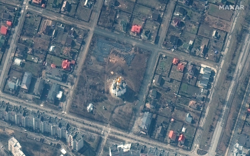 Vue aérienne de Boutcha: on y voit l'église et une fosse commune présumée.