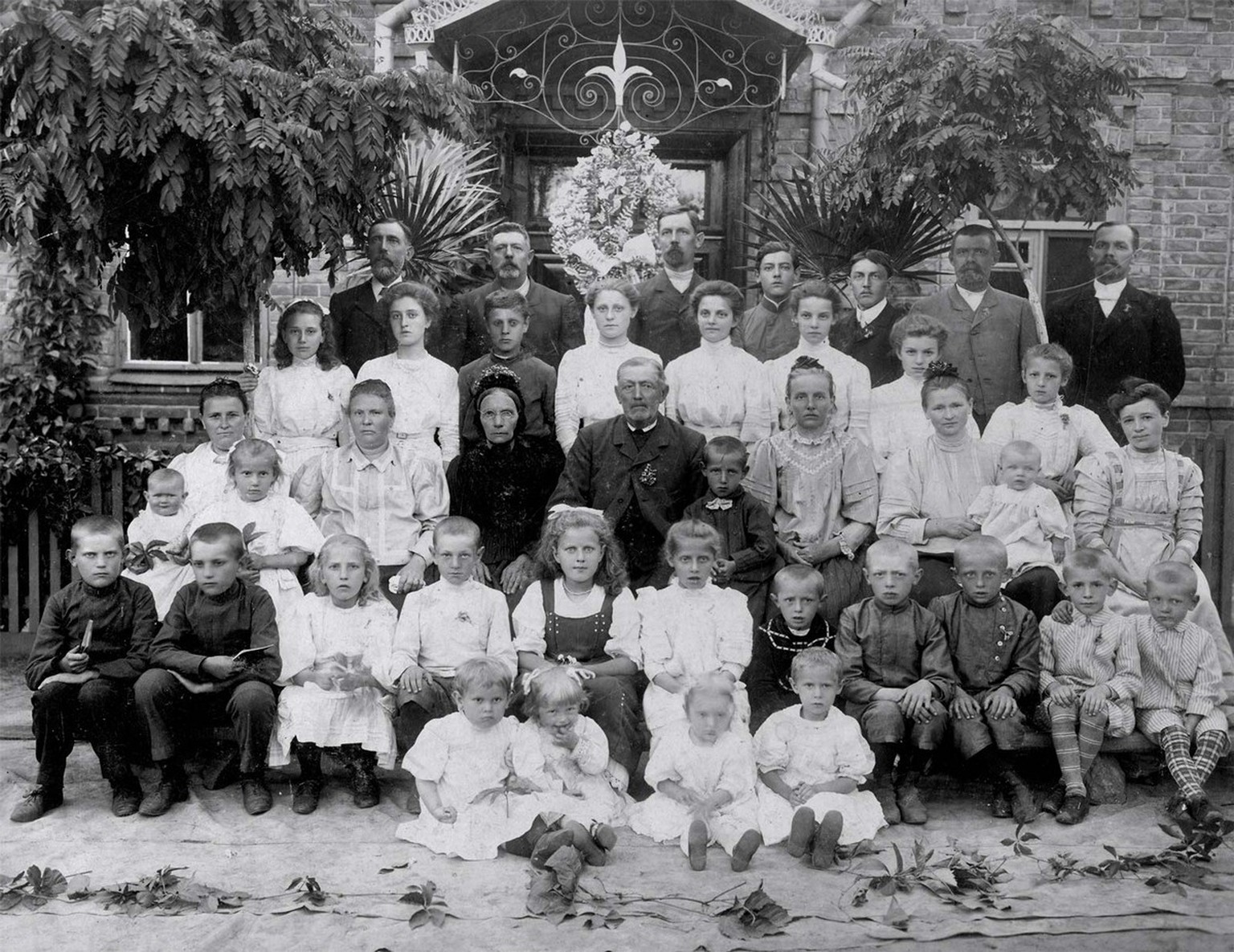 Famile Julius Julius Siemens, ca. 1909, wahrscheinlich in Schoenwiese, Kolonie Chortitza.
https://chortitza.org/FB/BF627.html