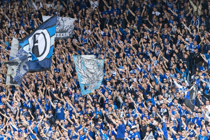 Die Fans des FC Luzern unterstuetzen ihr Team waehrend dem Fussball Barrage-Rueckspiel der Super / Challenge League am Sonntag, 29. Mai 2022 in der Swissporarena in Luzern. (KEYSTONE/Philipp Schmidli)