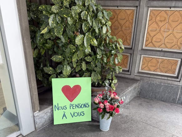 Solidarité avec les victimes de Crans-Montana: des fleurs et une pancarte devant l’Hôpital universitaire de Zurich.