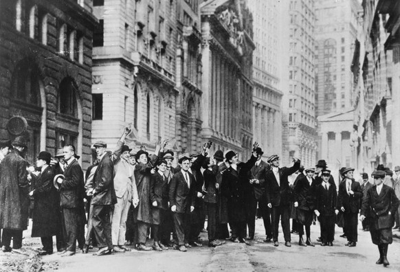 Une foule se tient devant la bourse de Wall Street, New York, en octobre 1929. En quelques jours, des millions d&#039;Américains ont perdu leur fortune, la panique s&#039;est propagée à la bourse mond ...