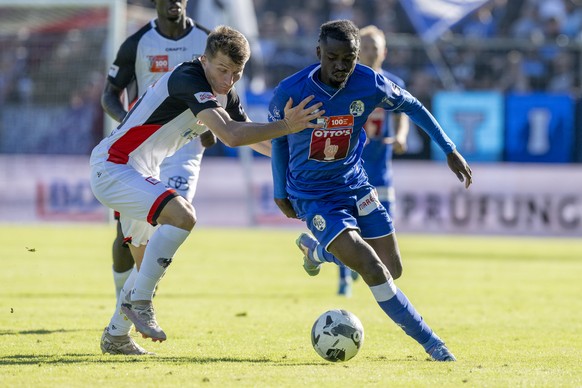 Nicky Beloko, links, von Luzern im Spiel gegen Marcin Dickenmann, rechts, von Aarau beim Schweizer Cup 1/16 Finalspiel zwischen dem FC Aarau und dem FC Luzern vom Sonntag, 15. September 2024 in Aarau. ...