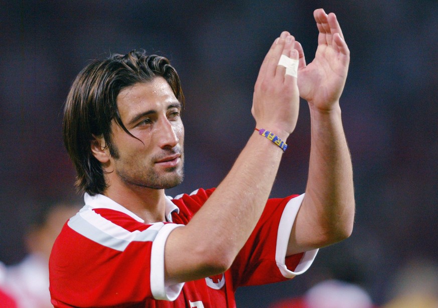 Der Schweizer Verteidiger Murat Yakin klatscht am Mittwoch, 11. Juni 2003 in Genf nach dem Qualifikationsfussballspiel fuer die Euro 2004 der Schweiz gegen Albanien, in die Haende. Die Schweiz gewinnt ...