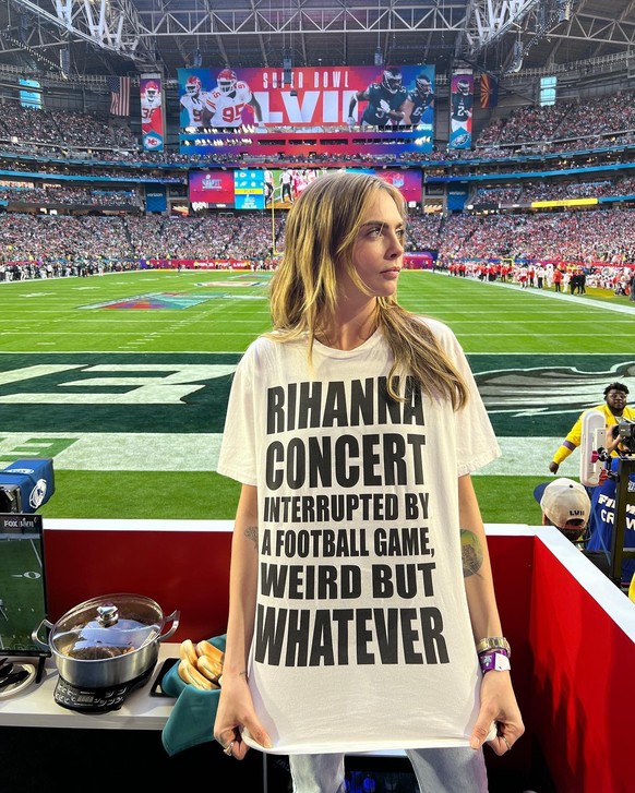 Cara a posté cette photo sur Instagram avec le hashtag #teamrihanna. Sur son T-shirt, il est écrit: «Le concert de Rihanna interrompu par un match de football, bizarre mais bon.»