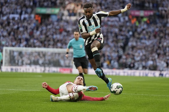 Newcastle&#039;s Allan Saint-Maximin, right, and Manchester United&#039;s Diogo Dalot challenge for the ball during the English League Cup final soccer match between Manchester United and Newcastle Un ...
