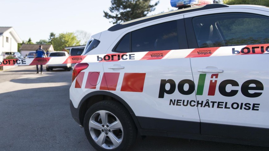 La police bloque l&#039;acces au domicile du chef de la police judiciaire du canton de Neuchatel, Olivier Gueniat, ou il a ete retrouve decede en debut d&#039;apres-midi, photographie ce lundi 15 mai  ...