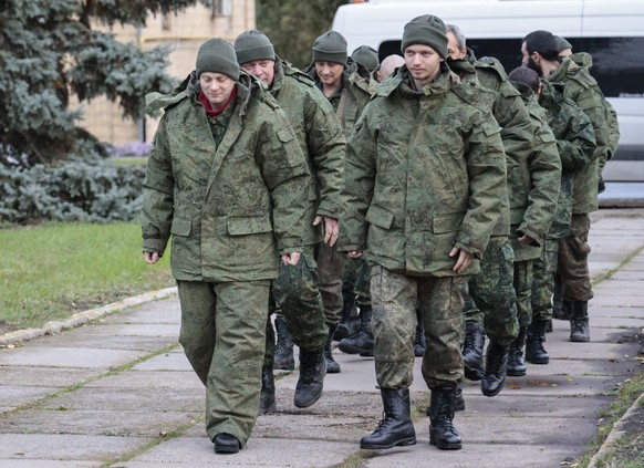 Des prisonniers de guerre libérés en octobre 2022 font leur retour en Ukraine.