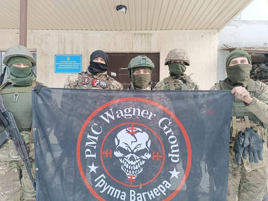 Des mercenaires de Wagner après avoir pris le contrôle de la localité de Paraskoviïvka, près de Bakhmout.