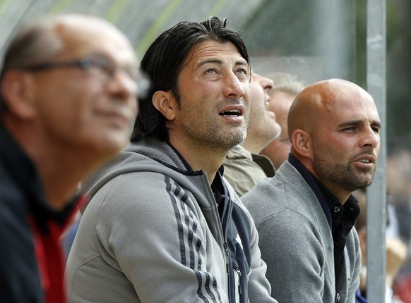 Der neue Trainer des FC Luzern, Murat Yakin, Mitte, und sein Assistenztrainer Giorgio Contini, rechts, beim ersten Trainingsspiel zwischen dem FC Luzern und dem FC Kickers Luzern vom Samstag, 18. Juni ...