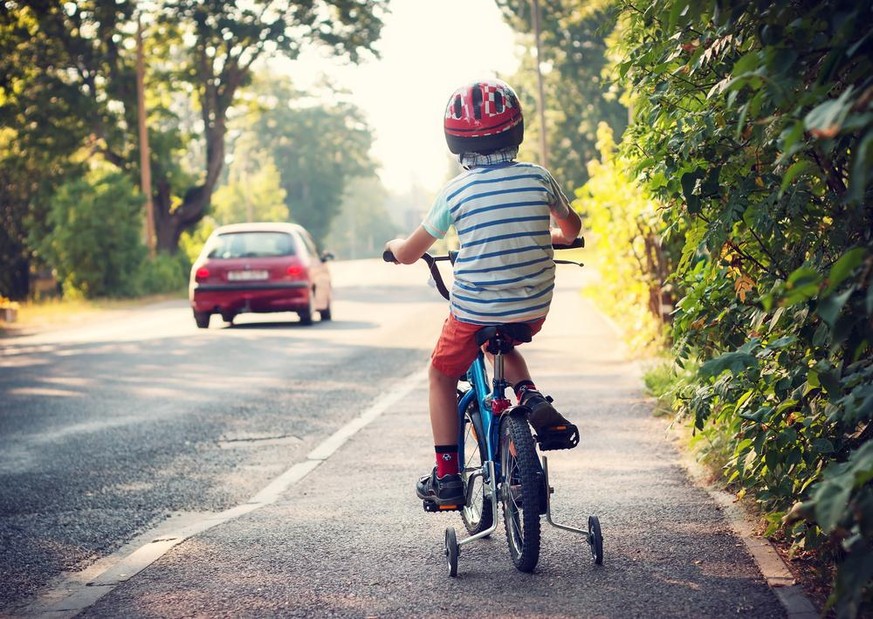 garçon à vélo