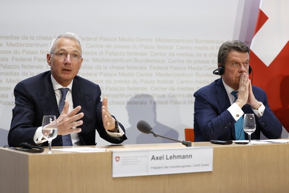Axel Lehmann aux côtés de Colm Kelleher, Président du conseil d'administration d'UBS Group, lors de la conférence de presse.