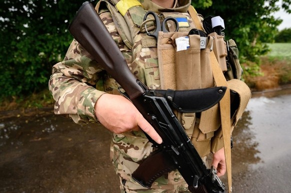 Un soldat ukrainien et son fusil Ak-74, qui tire la munition en question.