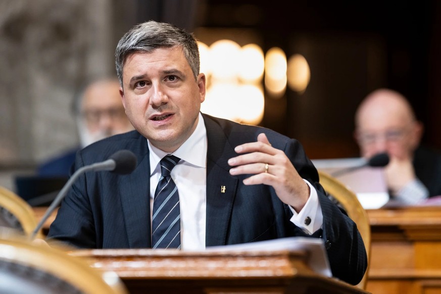 Le conseiller national vert Mathias Zopfi commente la décision du Conseil des Etats de ne pas attribuer les 300 millions de francs genevois à l'armée.