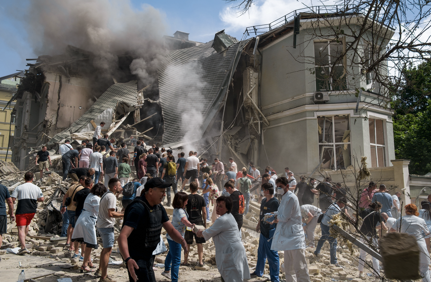 Hôpital pour enfants à Kiev frappé par les roquettes russes.