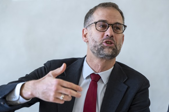 Le conseiller d'Etat genevois, Antonio Hodgers, s'exprime, lors d'un point de presse apres les resultats des votations, ce dimanche 28 septembre 2025 a Geneve. Les genevois ont vote sur ...