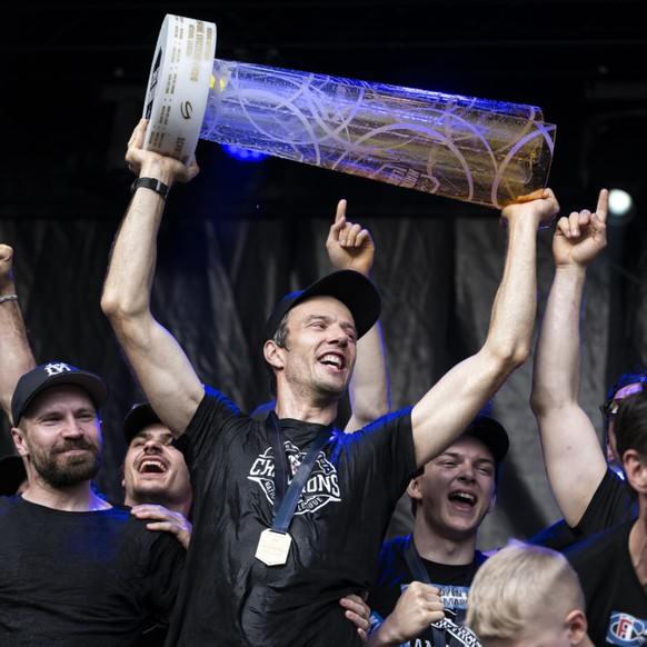 Le capitaine Julien Sprunger (au centre) a fêté le premier titre de Fribourg-Gottéron.