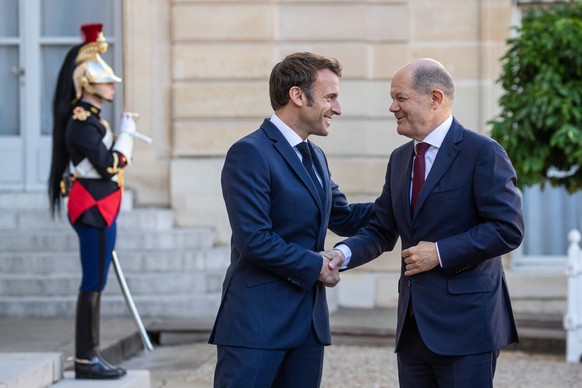 epa10266797 French President Emmanuel Macron (L) welcomes Chancellor of Germany Olaf Scholz (R) at Elysee Palace before their work lunch in Paris, France, 26 October 2022. EPA/CHRISTOPHE PETIT TESSON