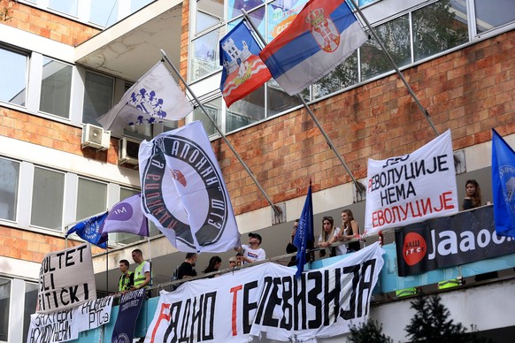 Mercredi 16 avril, des étudiants en colère bloquent l’entrée de la chaîne publique Radio-Televizija Srbije (RTS) à Belgrade, pour protester contre sa ligne éditoriale pro-gouvernementale.