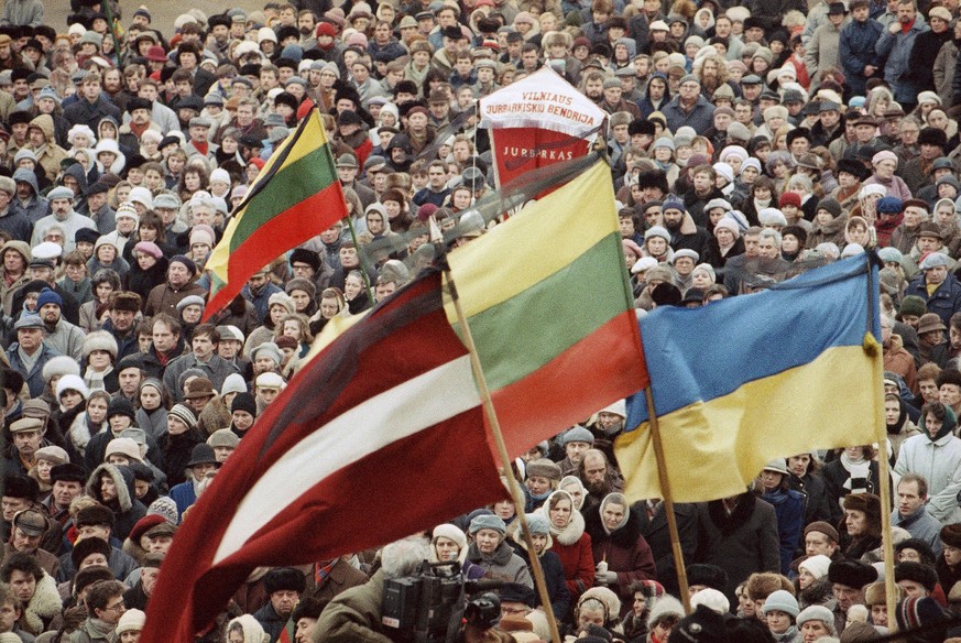 FILE - Thousands gather outside of the Parliament in a show of solidarity with Latvians who are mourning those killed by Soviet &quot;Black Berets&quot;, an elite force of Soviet Interior Ministry tro ...