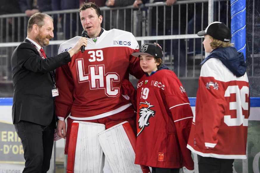 Le gardien lausannois Cristobal Huet, fete la fin de sa carriere en parlant aux spectateurs via le responsable de la communication du LHC, Thierry Meyer, a cote de ses enfants Haiden et Ewan lors de l ...