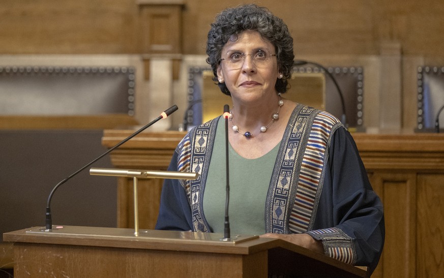 Die Politologin Elham Manea spricht im Rahmen eines interreligioesen Dialogs im Rathaus in Basel, am Dienstag, 17. Oktober 2023. Vertreterinnen und Vertreter der drei monotheistischen Religionen stehe ...