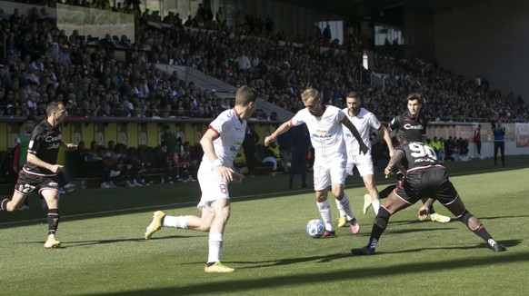 Le capitaine du SFC Fabian Tait (avec le ballon) est l'un des deux natifs du Tyrol du Sud.