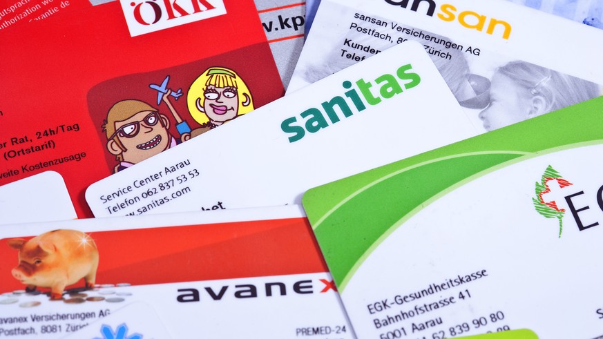 ARCHIV --- ZUR EIDGENOESSISCHEN ABSTIMMUNG UEBER EINE OEFFENTLICHE KRANKENKASSE STELLEN WIR IHNEN FOLGENDES BILD ZUR VERFUEGUNG --- Versicherungskarten verschiedener Krankenkassen, aufgenommen am 5. J ...