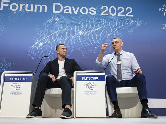 Le maire de Kiev Vitaly Klitschko (� droite) et son fr�re, l&#039;ex-champion du monde de boxe Wladimir Klitschko, ont pris la parole � Davos.