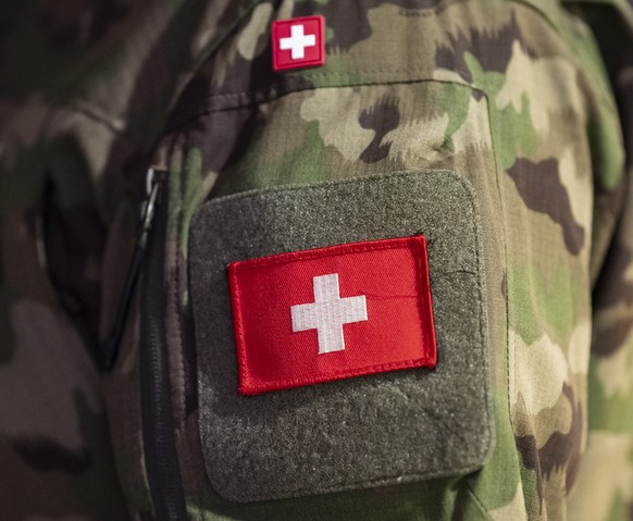 Das Abzeichen der Schweizer Fahne an der Uniform von Korpskommandant Benedikt Roos, Chef der Armee, am Rand der Medienkonferenz 100 Tage Chef der Amee sowie Praesentation der Armeebotschaft 2026, am D ...