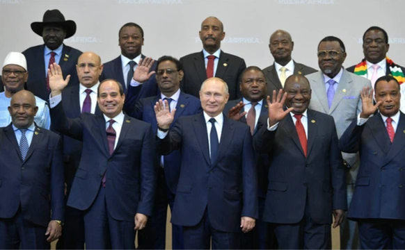 Le président russe Vladimir Poutine pose avec les chefs des délégations d'Etat lors d'un sommet Russie-Afrique.